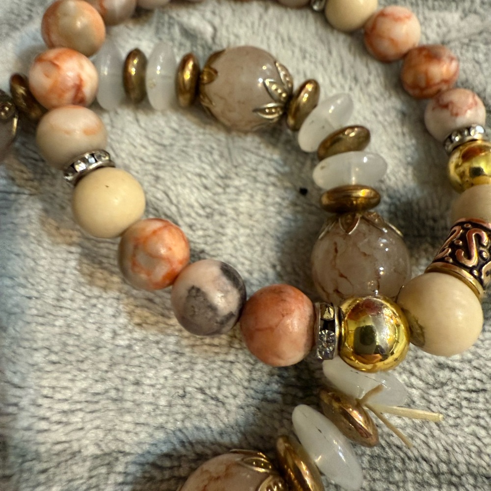 🌸 4 for $10 Beaded Bracelet Set in Gold and Cream - Picture 2 of 8